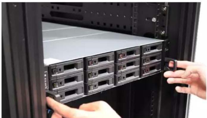 SYNOLOGY RackStation SA3200D - Pour installer le kit de rails : - 6