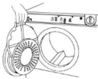 INDESIT IS 31 V (EX) - Cómo quitar y limpiar el filtro de pelusa - 1
