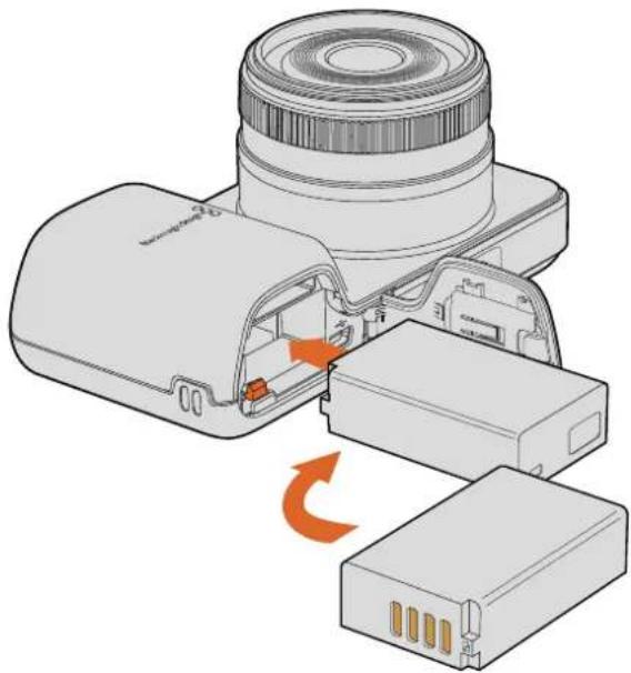 Blackmagic Design Micro Cinema Camera - Blackmagic Pocket Cinema Camera에 배터리 장착 및 전원 켜기 - 1