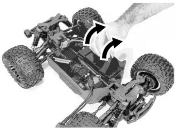 ARRMA Buggy Typhon 4x4 3S BLX - LEGEN SIE DIE AA BATTERIEN IN DAS STEUERGERÄT EIN - 9