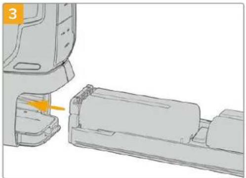 Blackmagic Design Pocket Cinema Camera 6K - Insérer des batteries dans la poignée d'alimentation - 3