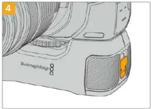 Blackmagic Design Pocket Cinema Camera 6K - Insérer des batteries dans la poignée d'alimentation - 4