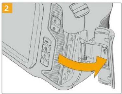 Blackmagic Design Pocket Cinema Camera 6K - So setzen Sie eine SD-Karte ein: - 2