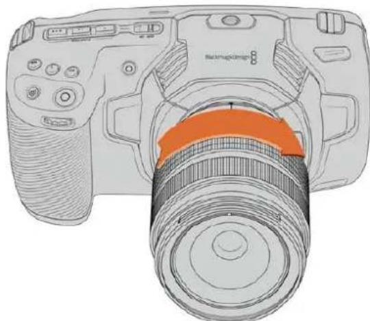 Blackmagic Design Pocket Cinema Camera 6K - So bringen Sie ein EF- oder Micro-Four-Thirds-Objektiv an: - 2