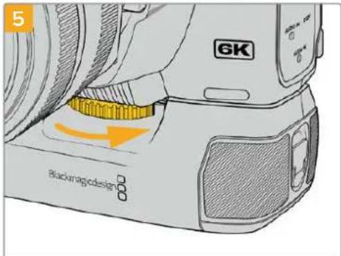 Blackmagic Design Pocket Cinema Camera 6K - Anbringen eines Blackmagic Pocket Camera Battery Grips - 5