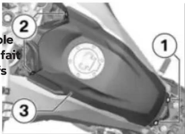 BMW F 750 GS (2020) - Dépose du cache-réservoir - 1
