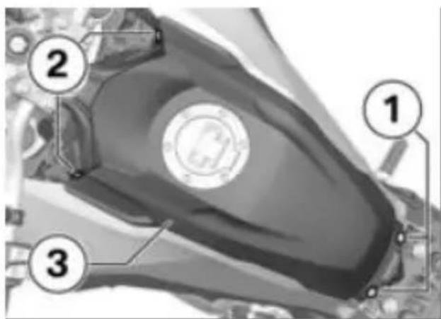 BMW F 850 GS (2020) - Poser le cache-réservoir - 2