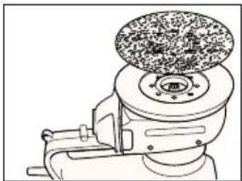 BLACK & DECKER KA220E - INSERIMENTO DEI FOGLI DI CARTA ABRASIVA (PIASTRA ROTONDA) - 1