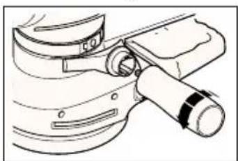 BLACK & DECKER KA220E - SÅDAN FJERNES SIDEHÅNDTAGET - 1