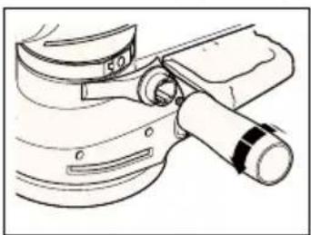 BLACK & DECKER KA220E - ABNEHMEN DES SEITENGRIFFS - 1