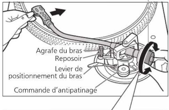 TECHNICS SL1200MK7R - Libérez le bras de lecture du reposoir et réglez l'équilibre horizontal en tournant le contrepoids. - 2