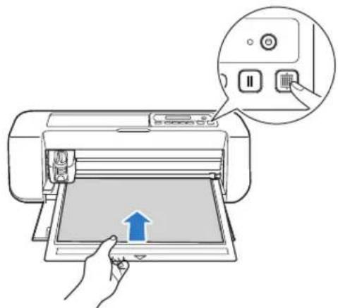 BROTHER DC100 - Tout en maintenant le support à plat et en l'insérant légèrement dans la fente d'entraînement, appuyez sur sur le panneau de commande. - 2