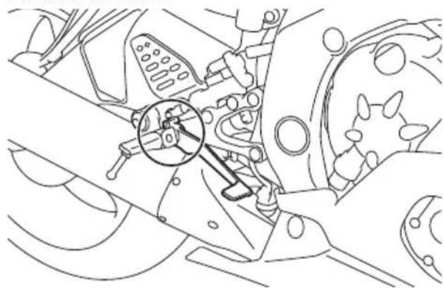 YAMAHA YZFR6 (2017) - Contrôle et lubrification de la pedale de frein et du selecteur - 1