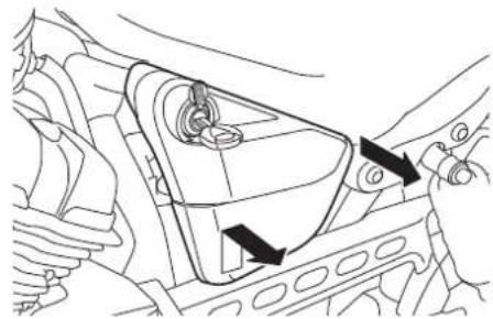 YAMAHA XVS950CR (2016) - Dépose et repose du cache - 3
