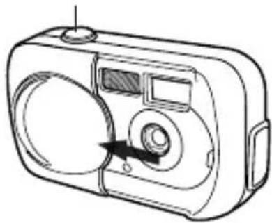 OLYMPUS Camedia D395 - Ouvrez complètement le capot de protection d'objectif. - 1