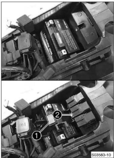 HUSQVARNA FE 450 (2020) - Monter la batterie 12 V - 1