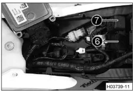 HUSQVARNA TE 300i (2020) - Monter la batterie 12 V - 4