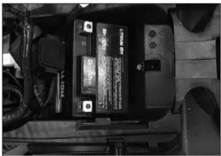 HUSQVARNA TE 300i (2020) - Monter la batterie 12 V - 1