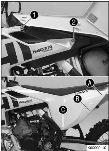 HUSQVARNA TC 250 (2018) - Monter le couvercle du boitier du filtré à air - 1