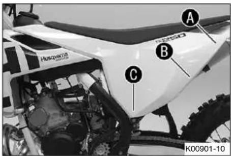 HUSQVARNA TC 250 (2018) - Déposer le couvercle du boitier du filtré à air - 1