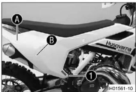 HUSQVARNA TC 125 (2018) - Déposer le cache lésral droit - 1