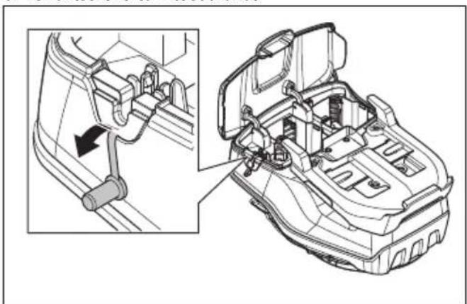 HUSQVARNA LC 551iV - A többmodulos akkumulátor (tartozék) be- és kiszerelése - 4