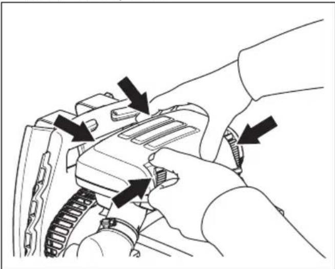 HUSQVARNA 580BFS - Nettoyage du filtre à air - 1