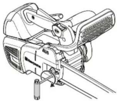 HUSQVARNA 472 - Tensionamento della catena - 6