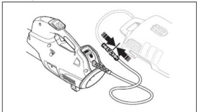 HUSQVARNA 320iB Mark II - De backpack-accu aansluiten op het product - 1