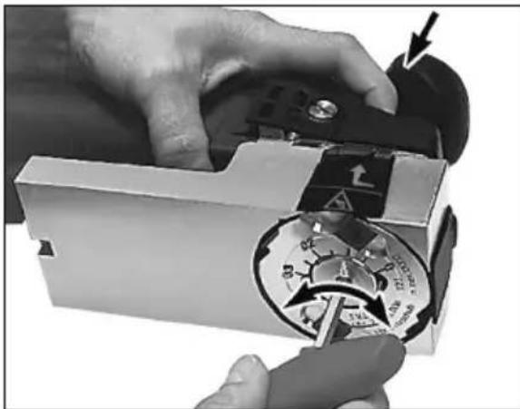 METABO LF 724 S - Locking the cutter head - 1