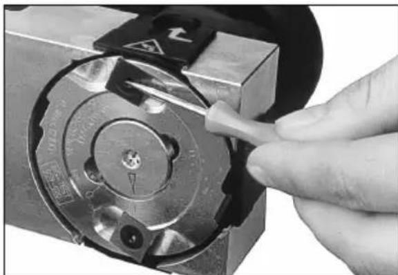 METABO LF 724 S - Turn/replace the reversible blades - 1