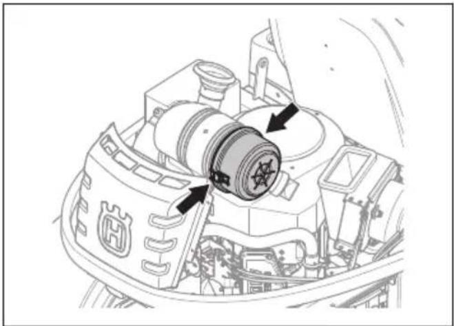 HUSQVARNA P 524EFI - Het luchtfilter reinigen en vervangen - 2