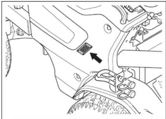 HUSQVARNA P 535HX - Kaltlufteinlass an der rechten. Seitenabdeckung reinigen - 1