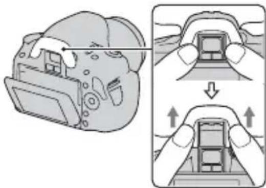 SONY Alpha DSLRA380H - Retirez avec précaution l'élement de viseur en le faisant glisser tout en exerçant une pression de chaque côté. - 1