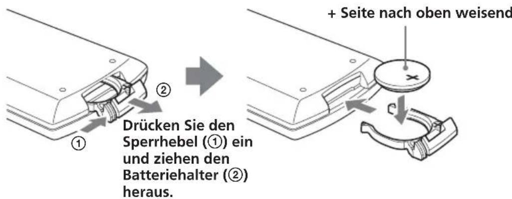 Drücken Sie den Sperrhebel (①) ein und ziehen den Batteriehalter (②) heraus. + Seite nach oben weisend