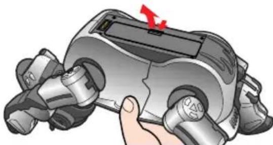 SONY ERS220 - Nehmen Sie AIBO saber in die Hand, drehen Sie ihn auf den Rücken und öffnen Sie die Abdeckung. - 1