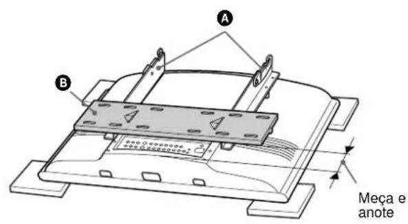 SONY SUWTS1 - Passo 4: Fixar os suportes inferiores para montagem na parede (Exemplo de fixação numa parede demadeira) - 2