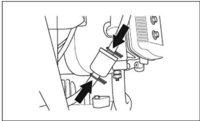 HUSQVARNA R 422Ts AWD - Pour remplacer le filtre à carburant - 2