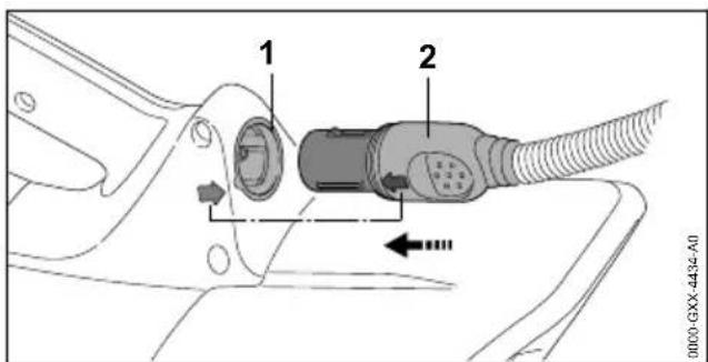 STIHL BGA 200 - Inserire la spina del cavo di collegamento - 1