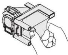 PANASONIC PTFW100NTU - Retirer et remplacer la lampe - 3