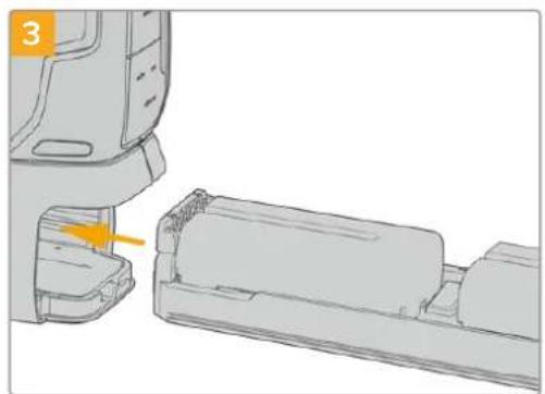 Blackmagic Design Pocket Cinema Camera 4K - Blackmagic Pocket Camera Battery Gripにバッテリ一を挃入する: - 3