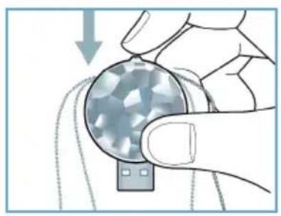 PHILIPS Swarovski FM02SW30 - Remove the protective cap from the USB connector. - 1