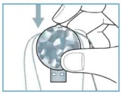 PHILIPS Swarovski FM02SW30 - Retire la tapa protectora del conector USB. - 1