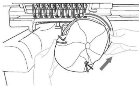 BABY LOCK Array - Remova o bastidor de bone da base de montagem. - 2