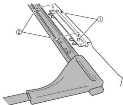 BABY LOCK Array - Después de alinear el orificio del protector contra sudor de la guía del bastidor para gorras con la linea central de la placá de referencia central, colque los dos tornillos de mariposa que retiro en el paso 3 en los orificios de la parte superior y apriételos. - 2