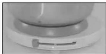 GlobalTronics GTHMB01 - Poser le mixeur sur le socle - 5