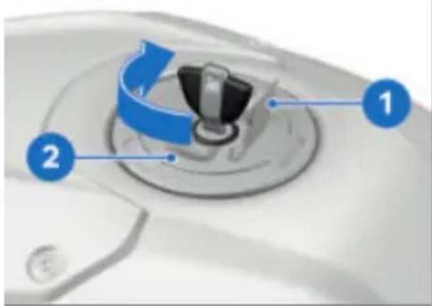 BMW S 1000 RR (2022) - Contact du carburant sur les surfaces en matière plastique - 2