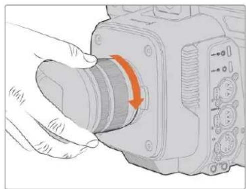 Blackmagic Design Studio Camera 4K Pro - Installare un objiettivo - 3