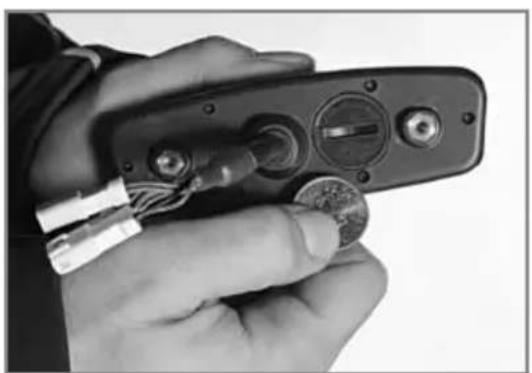 Sherco 250 SE (2023) - DIE BATTERIE DES KILOMETERZÄHLERS ERSETZEN - 3