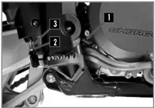 Sherco 250 SE (2023) - AJUSTE DEL RECORRIDO DE FRENO TRASERO - 1